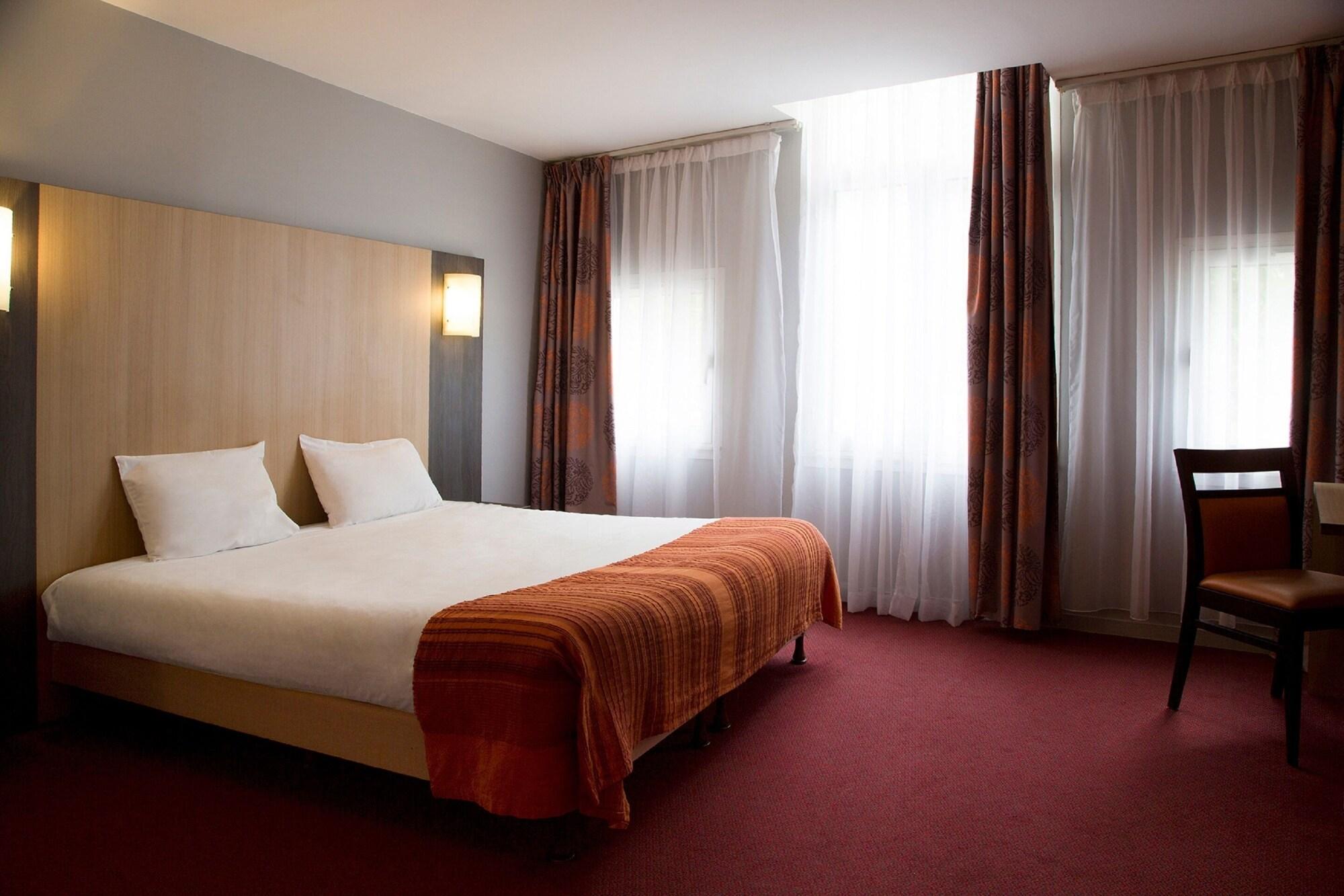 Brit Hotel Le Lion D'Or Chinon Exterior photo